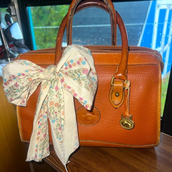 Dooney & Bourke Handbags - Dooney & Bourke purse